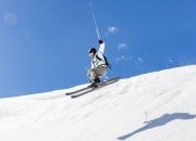 开云体育APP下载-冰与火的赛道，皮克以美国血拼冰岛式战术接管F1揭幕战