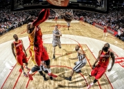 开云平台-赛道与球场，统治之夜的平行叙事