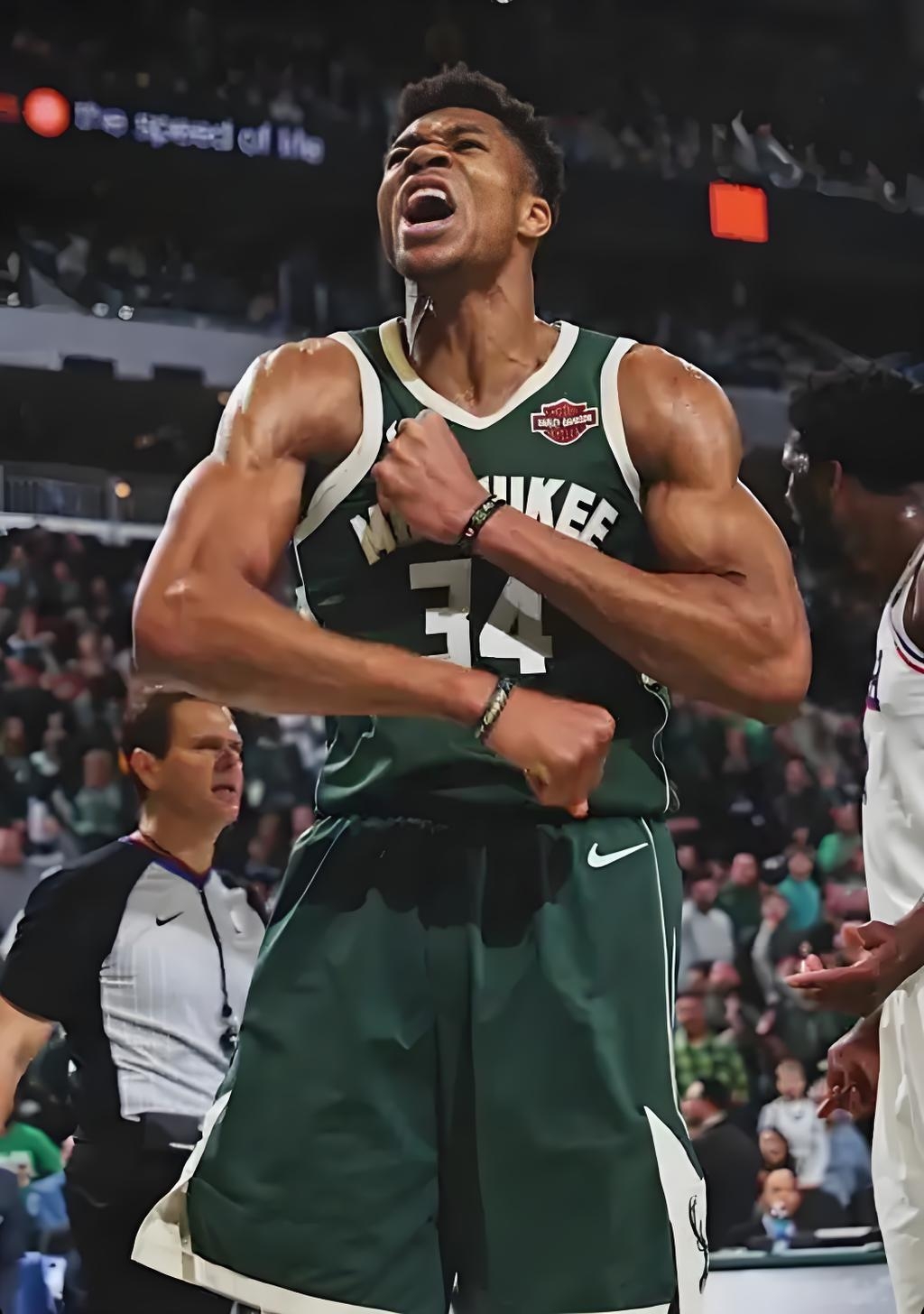 雄鹿大胜开拓者，字母哥连续砍30+的简单介绍