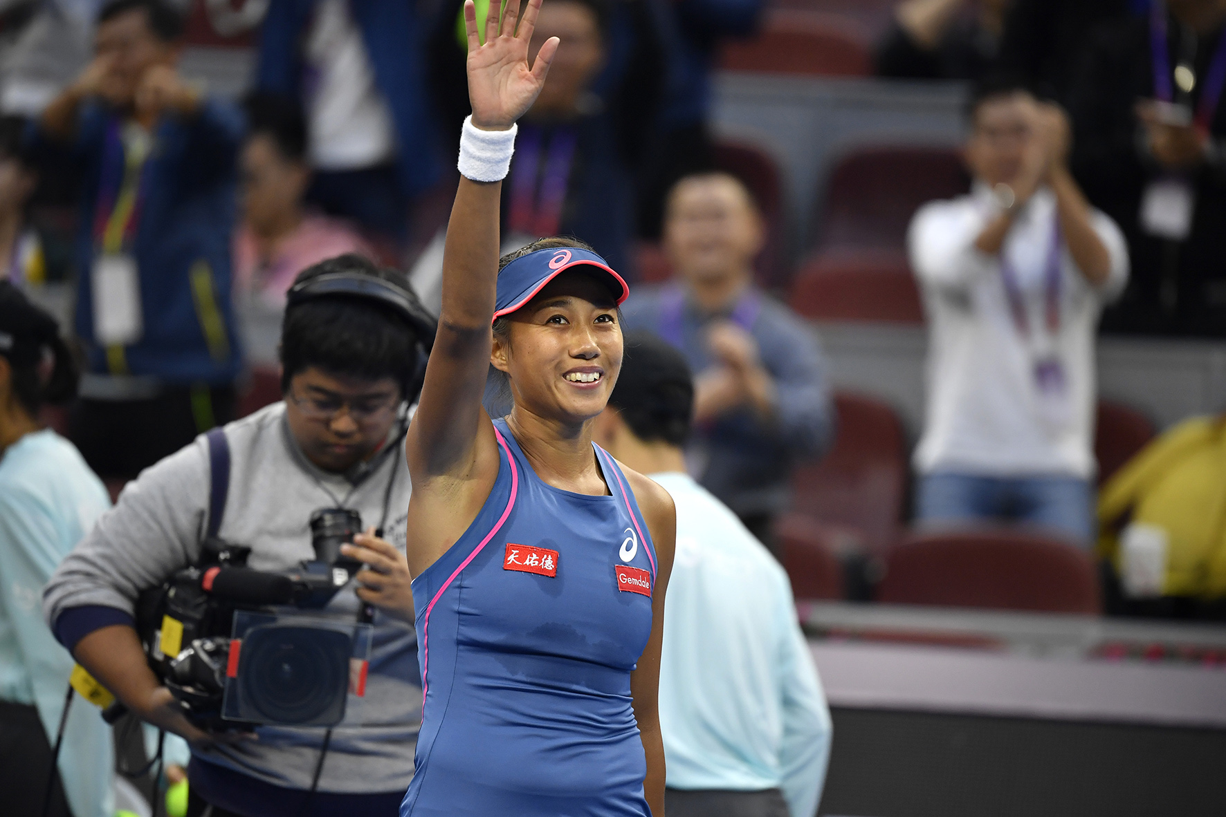 包含广岛三箭队击败对手，成功晋级的词条