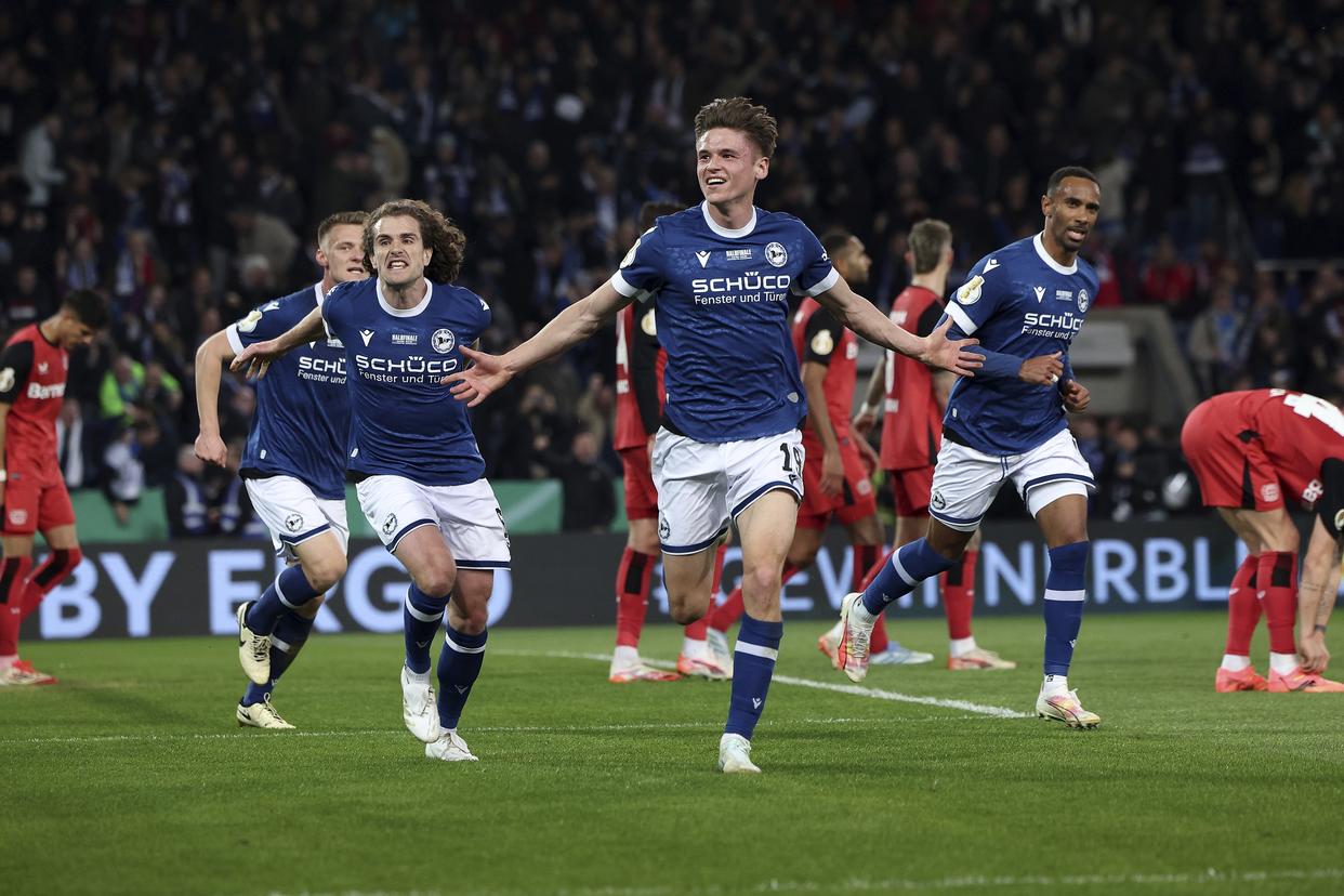 包含柏林联队客场大胜，晋级德国杯四强的词条