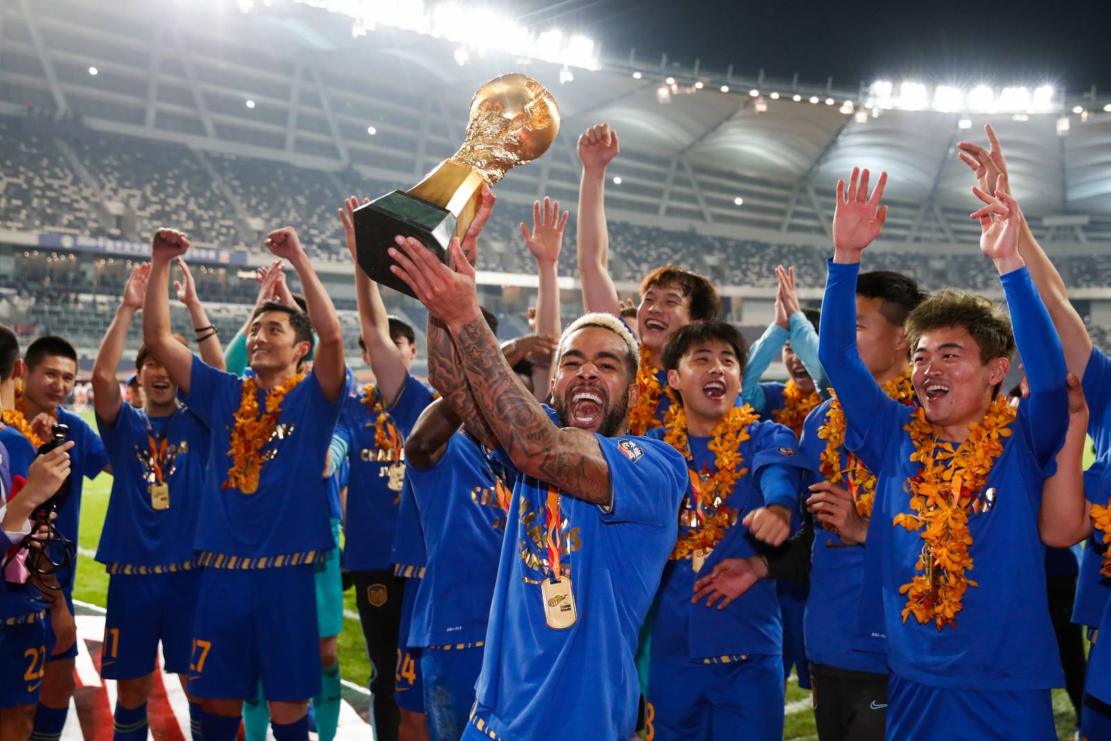 包含江苏苏宁客场惊险逆转，全队士气高涨的词条