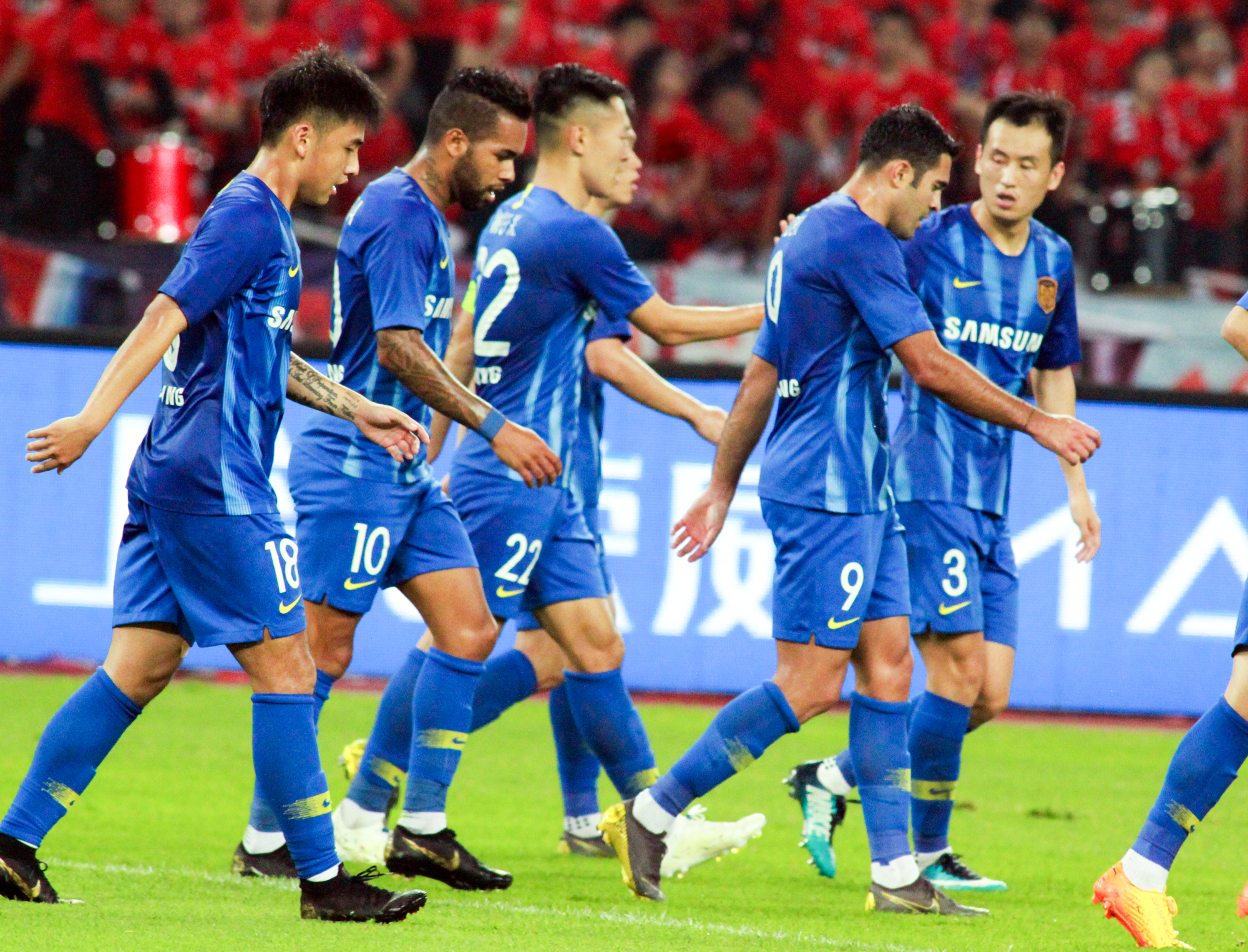 包含江苏苏宁客场惊险逆转，全队士气高涨的词条