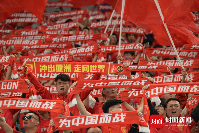 亚洲球场球迷狂欢庆祝赛果,场面热闹非凡 亚洲球场球迷狂欢庆祝赛果,场面热闹非凡