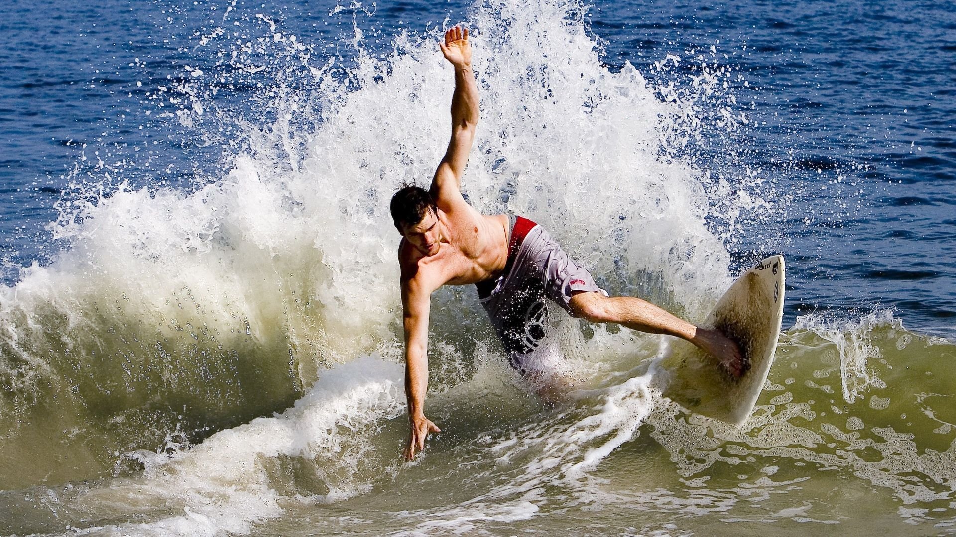 极速与绿茵的交响，F1新赛季揭幕战之夜，贝恩关键进球定乾坤